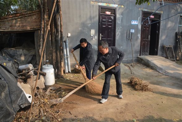 濮阳市自来水公司“手拉手”庭院整治活动